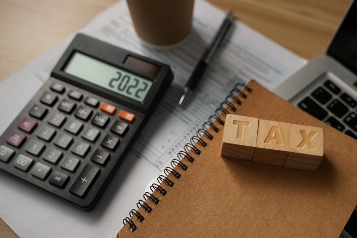 napis TAX na klockach i kalkulator